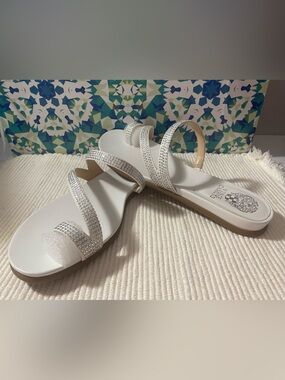 Vince Camuto White Crystal-Strap Flat Sandals
VC-EVINA
NIB